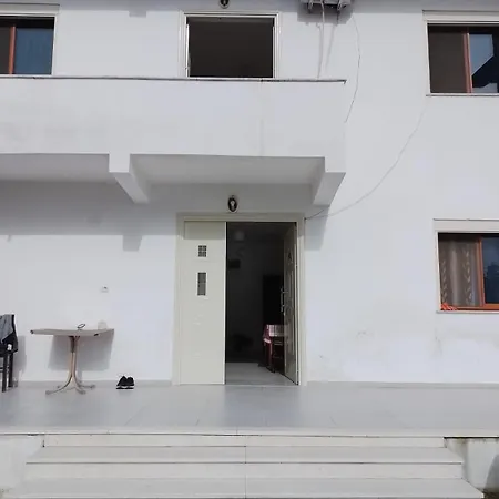 Xhulio Apartament *